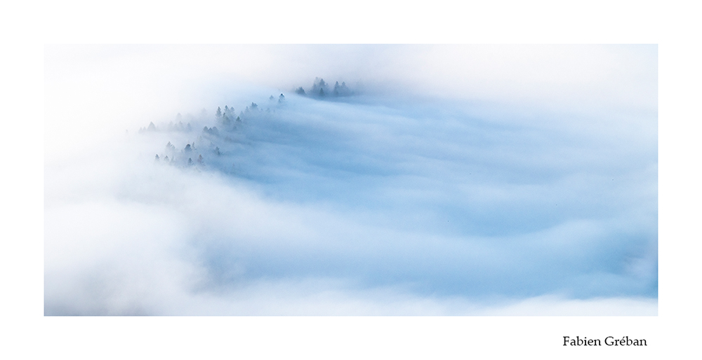 photographie de paysage sur les sommets du massif du Jura au dessus de la mer de nuage, vague de nuage sur les crtes